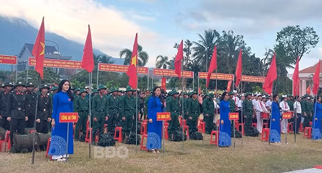 Quang cảnh lễ giao, nhận quân năm 2023 ở huyện Vân Canh. Ảnh: VĂN LƯU.