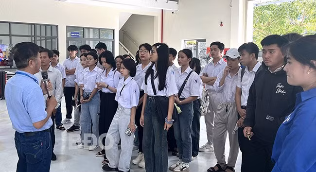 Học sinh Trường THPT Trần Phú (tỉnh Phú Yên) tham quan Trung tâm thực hành ô tô chiều 25.2. Ảnh: N.T