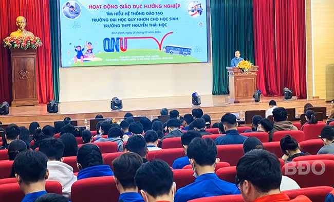 TS Đinh Anh Tuấn, Phó Hiệu trưởng nhà trường, phát biểu chào mừng học sinh Trường THPT Nguyễn Thái Học. Ảnh: N.T