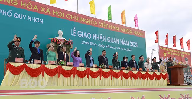 Lãnh đạo tỉnh, TP Quy Nhơn vẫy tay chào TN lên đường nhập ngũ. Ảnh: HỒNG PHÚC