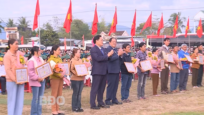 Khen thưởng các gia đình có thành tích trong công tác vận động con em lên đường tham gia nghĩa vụ quân sự. Ảnh: THÀNH HƯƠNG