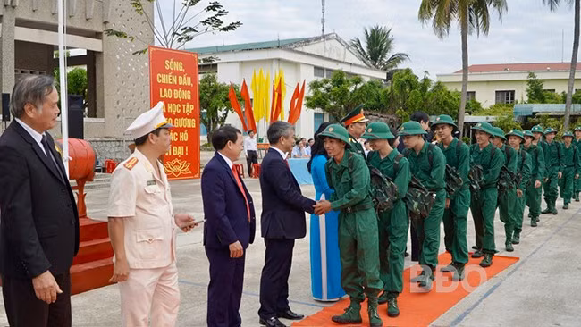Đại diện chính quyền địa phương động viên các tân binh trước khi lên đường nhập ngũ. Ảnh K.A