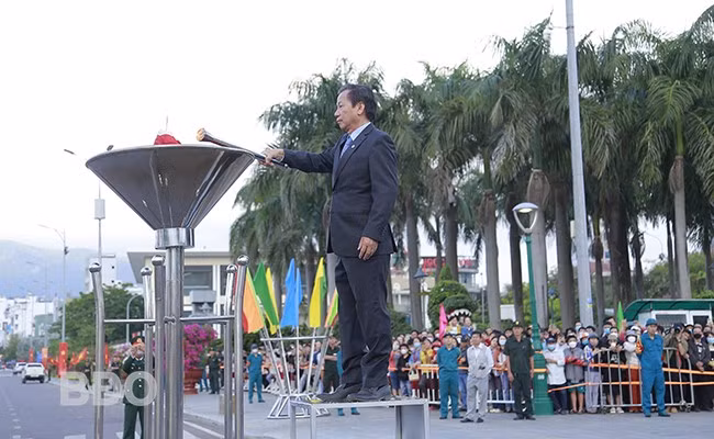 Bí thư Thành ủy Quy Nhơn Nguyễn Văn Dũng thắp ngọn lửa truyền thống trên lễ đài. Ảnh: HỒNG PHÚC