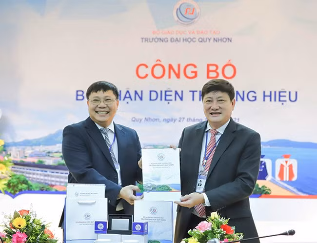 PGS.TS Đỗ Ngọc Mỹ, Hiệu trưởng Trường ĐH Quy Nhơn công bố bộ nhận diện thương hiệu và logo mới. Ảnh: HỒNG HÀ PGS.TS Đỗ Ngọc Mỹ, Hiệu trưởng Trường ĐH Quy Nhơn công bố bộ nhận diện thương hiệu và logo mới. Ảnh: HỒNG HÀ