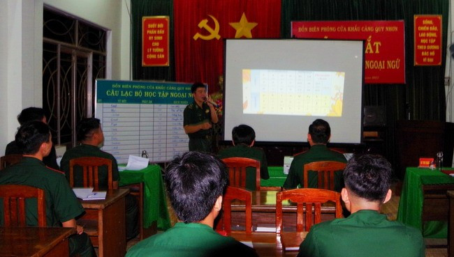 Đồn Biên phòng Cửa khẩu Cảng Quy Nhơn duy trì học ngoại ngữ cho cán bộ, chiến sĩ đơn vị. Ảnh: CÔNG CƯỜNG