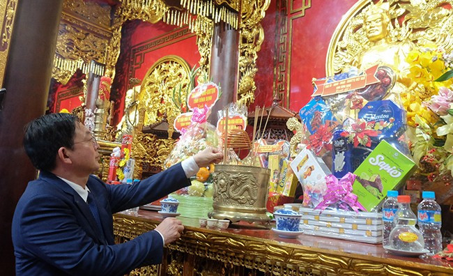 Bí thư Tỉnh ủy Hồ Quốc Dũng dâng hương án thờ Hoàng đế Quang Trung tại Đền thờ Tây Sơn Tam kiệt. Ảnh: NGỌC NHUẬN