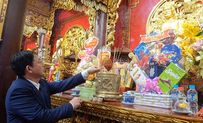 Bí thư Tỉnh ủy Hồ Quốc Dũng dâng hương án thờ Hoàng đế Quang Trung tại Đền thờ Tây Sơn Tam kiệt. Ảnh: NGỌC NHUẬN