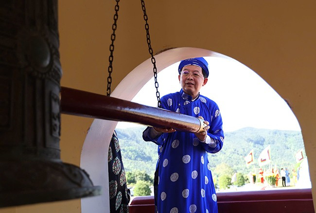 Bí thư Tỉnh ủy Hồ Quốc Dũng thực hiện nghi lễ khai chuông tại Đài Kính Thiên. Ảnh: NGUYỄN DŨNG