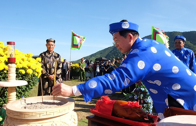 Bí thư Tỉnh ủy Hồ Quốc Dũng dâng hương tại Di tích Đài Kính Thiên. Ảnh: NGỌC NHUẬN