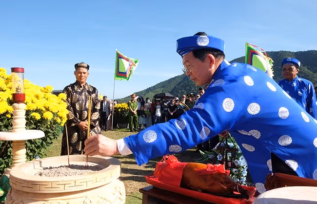 Bí thư Tỉnh ủy Hồ Quốc Dũng dâng hương tại Di tích Đài Kính Thiên. Ảnh: NGỌC NHUẬN