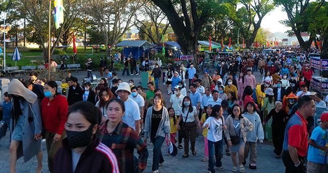 Đông đảo người dân, du khách về trẩy hội. Ảnh: NGỌC NHUẬN