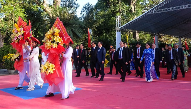 Dâng hoa Tượng đài Hoàng đế Quang Trung. Ảnh: NGỌC NHUẬN