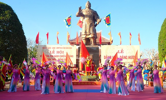 Chương trình biểu diễn nghệ thuật phục vụ Lễ dâng hoa, dâng hương. Ảnh: NGỌC NHUẬN