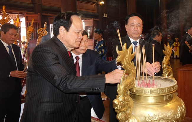 Dâng hương tại Đền thờ Tây Sơn Tam kiệt. Ảnh: NGỌC NHUẬN