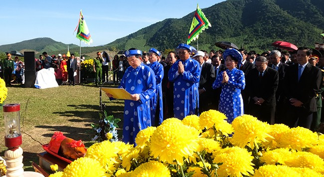Bí thư Tỉnh ủy Hồ Quốc Dũng đọc văn khấn tại Đài Kính Thiên, cầu mong một năm mới quốc thái dân an. Ảnh: NGỌC NHUẬN