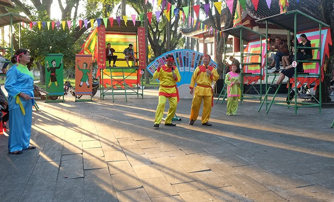 Hội đánh bài chòi dân gian tại Bảo tàng Quang Trung tạo không khí vui tươi phục vụ nhân dân, du khách về đất Võ du xuân, trẩy hội. Ảnh: NGỌC NHUẬN