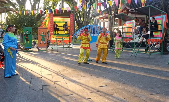 Hội đánh bài chòi dân gian tại Bảo tàng Quang Trung tạo không khí vui tươi phục vụ nhân dân, du khách về đất Võ du xuân, trẩy hội. Ảnh: NGỌC NHUẬN