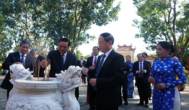 Lãnh đạo tỉnh và đại biểu dâng hương tại Đền thờ song thân Tây Sơn Tam kiệt. Ảnh: NGỌC NHUẬN