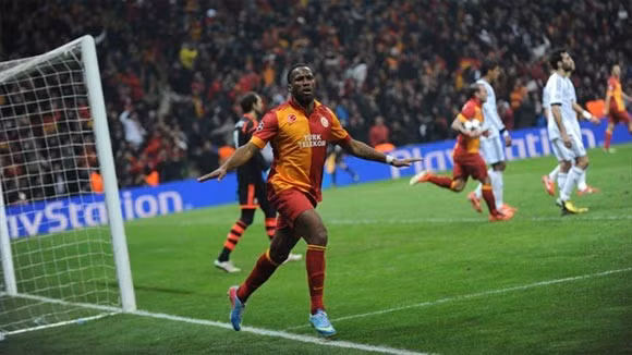 Drogba khiến Real toát mồ hôi