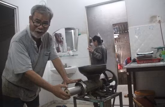 Ông Huỳnh Đông Tấn với chiếc máy tự chế giúp giảm công đoạn nhồi bột và ép bánh thành cây. Ông Huỳnh Đông Tấn với chiếc máy tự chế giúp giảm công đoạn nhồi bột và ép bánh thành cây.