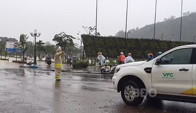Lực lượng CSGT túc trực hướng dẫn, phân luồng giao thông tại Ngã 3 Long Vân. Ảnh: HỒNG PHÚC Lực lượng CSGT túc trực hướng dẫn, phân luồng giao thông tại Ngã 3 Long Vân. Ảnh: HỒNG PHÚC