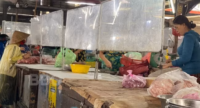 Quầy thịt heo ở chợ Lớn mới (TP Quy Nhơn) nghỉ bán trong ngày 30.11. ẢNH: H.Y