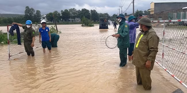 Lực lượng chức năng xã Cát Nhơn (huyện Phù Cát) phong tỏa khu vực bị ngập sâu, nước chảy xiết. Ảnh: TRƯỜNG GIANG Lực lượng chức năng xã Cát Nhơn (huyện Phù Cát) phong tỏa khu vực bị ngập sâu, nước chảy xiết. Ảnh: TRƯỜNG GIANG