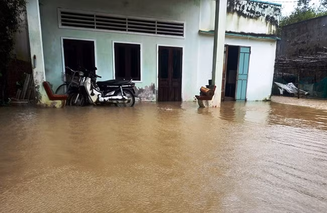 Nhà dân ở xã Cát Tiến bị ngập sâu trong nước. Ảnh: TRƯỜNG GIANG. Nhà dân ở xã Cát Tiến bị ngập sâu trong nước. Ảnh: TRƯỜNG GIANG.