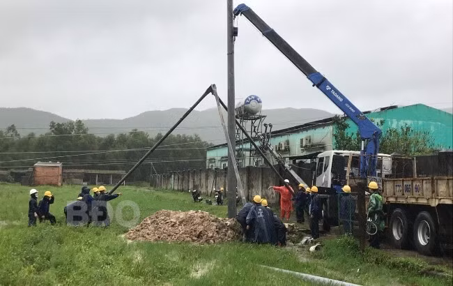 Công nhân điện lực thay mới các cột điện bị gãy trên địa bàn huyện Vân Canh. Ảnh: Đ.PHƯƠNG Công nhân điện lực thay mới các cột điện bị gãy trên địa bàn huyện Vân Canh. Ảnh: Đ.PHƯƠNG