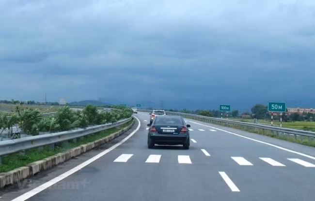 Phương tiện lưu thông trên một tuyến cao tốc được đưa vào khai thác, vận hành. (Ảnh: Việt Hùng/Vietnam+)