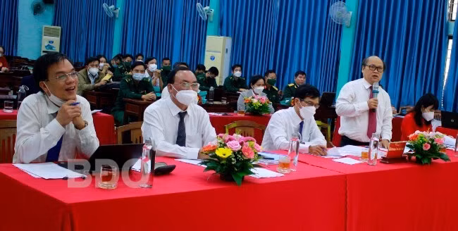 Ban tổ chức hội thi đặt câu hỏi đối với thí sinh. Ảnh: N. HÂN