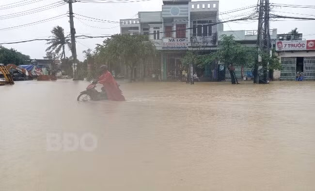 Khu vực công viên Long Vân, đoạn từ Ngã 3 Long Vân đến cầu Sông Ngang cũng ngập sâu vào trưa 30.11 khiến giao thông đi lại khó khăn. Ảnh: NGỌC NHUẬN