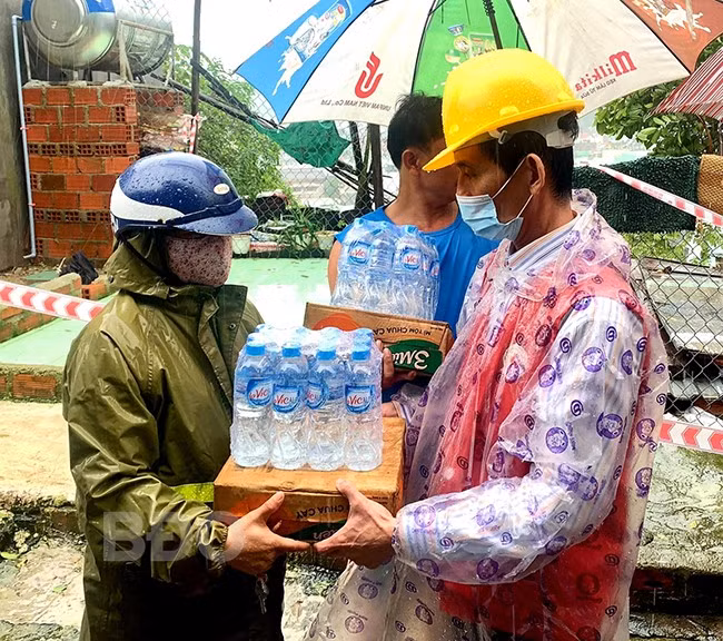 Phó Chủ tịch Thường trực Hội CTĐ tỉnh Lê Phong (phải) trao quà hỗ trợ người dân ở khu phố 1 (phường Đống Đa, TP Quy Nhơn). Ảnh: N.T Phó Chủ tịch Thường trực Hội CTĐ tỉnh Lê Phong (phải) trao quà hỗ trợ người dân ở khu phố 1 (phường Đống Đa, TP Quy Nhơn). Ảnh: N.T