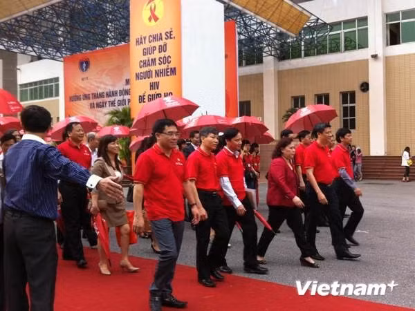 Các đại biểu tham gia buổi lễ diễu hành nhân Ngày Thế giới phòng, chống AIDS. Các đại biểu tham gia buổi lễ diễu hành nhân Ngày Thế giới phòng, chống AIDS.