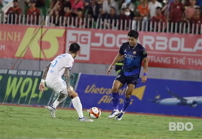 Việc nhiều cầu thủ tìm bến đỗ mới sau mùa giải 2023 - 2024 khiến CLB Quy Nhơn - Bình Định (phải) gặp khó khăn về lực lượng. - Trong ảnh: Tiền đạo Hà Đức Chinh (bên phải) đã chia tay đội bóng đất Võ sau khi cùng CLB giành ngôi á quân V-League. Ảnh: HOÀNG QUÂN