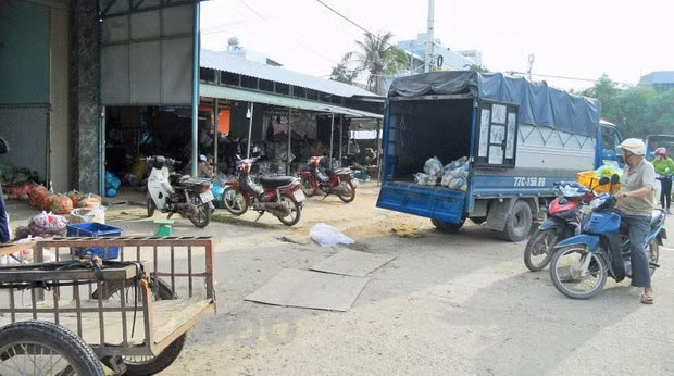 Các loại xe tải thường xuyên ra, vào chợ khiến đường nhanh hư hỏng, nắp cống bị bể, ảnh hưởng đến việc thu gom, thoát nước thải.