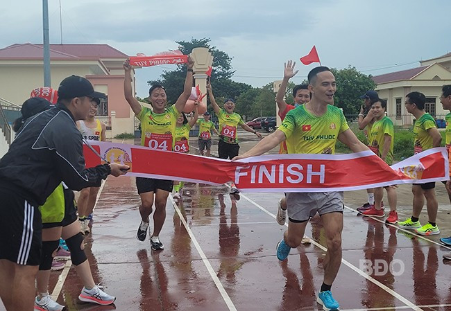 CLB Tuy Phước Runner tổ chức Giải chạy tiếp sức nội bộ tại SVĐ huyện Tuy Phước. Ảnh: CLB CLB Tuy Phước Runner tổ chức Giải chạy tiếp sức nội bộ tại SVĐ huyện Tuy Phước. Ảnh: CLB