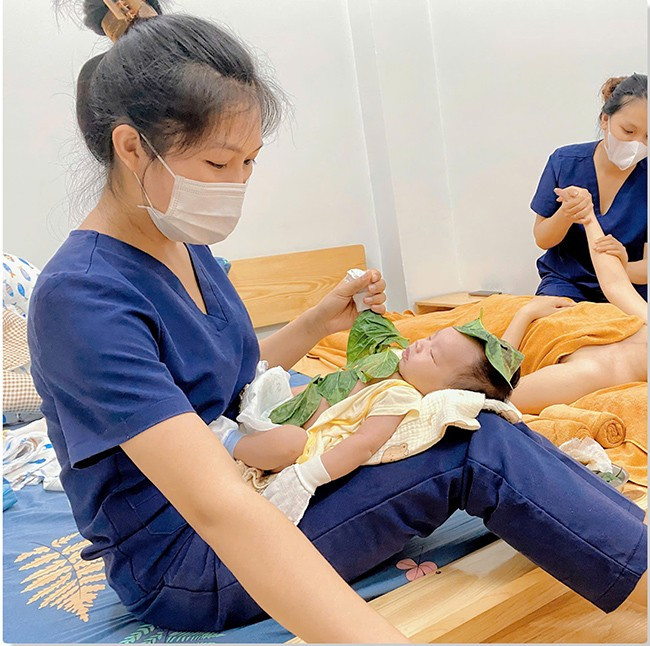 Nhân viên Nhật Tân Spa chăm sóc cho mẹ sau sinh và trẻ sơ sinh. Ảnh: ANH PHƯƠNG