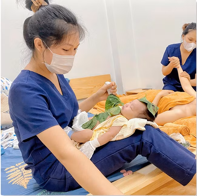 Nhân viên Nhật Tân Spa chăm sóc cho mẹ sau sinh và trẻ sơ sinh. Ảnh: ANH PHƯƠNG Nhân viên Nhật Tân Spa chăm sóc cho mẹ sau sinh và trẻ sơ sinh. Ảnh: ANH PHƯƠNG