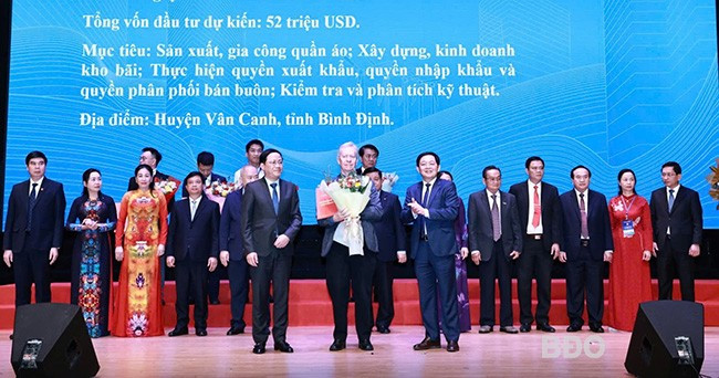 Lãnh đạo tỉnh trao giấy chứng nhận đầu tư cho Công ty Mascot International A/S (Đan Mạch). Ảnh: N.DŨNG Lãnh đạo tỉnh trao giấy chứng nhận đầu tư cho Công ty Mascot International A/S (Đan Mạch). Ảnh: N.DŨNG