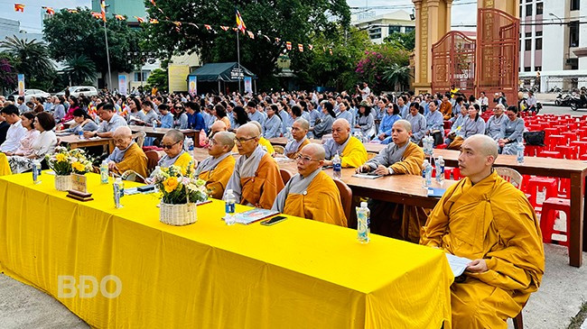 Chư tôn đức, đại biểu, đồng bào phật tử, người dân tham dự Đại lễ Phật đản Phật lịch 2569. Ảnh: D.Đ