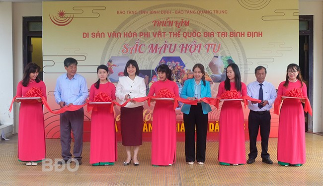 Đại biểu cắt băng khai mạc triển lãm ảnh. Ảnh: NGỌC NHUẬN