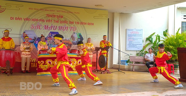 Biểu diễn trống trận Tây Sơn và võ cổ truyền Bình Định. Ảnh: NGỌC NHUẬN