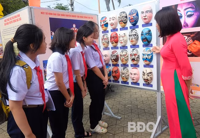 Học sinh Trường THCS Lê Lợi tham quan bảo tàng, xem triển lãm ảnh. Ảnh: NGỌC NHUẬN