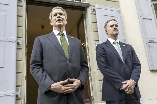 Bộ trưởng Tài chính Mỹ Scott Bessent (bên trái) và Đại diện Thương mại Mỹ Jamieson Greer phát biểu trước báo giới ngày 11.5. Ảnh: AP