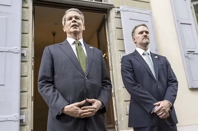 Bộ trưởng Tài chính Mỹ Scott Bessent (bên trái) và Đại diện Thương mại Mỹ Jamieson Greer phát biểu trước báo giới ngày 11.5. Ảnh: AP