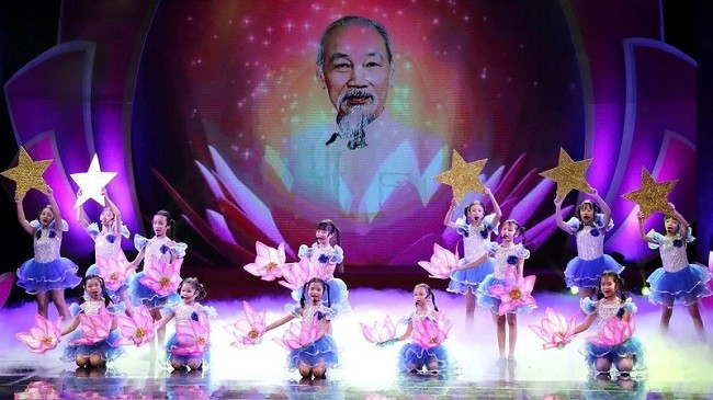 Chương trình nghệ thuật đặc biệt “Quà tháng 5 dâng Người”. (Ảnh: TRẦN HUẤN)