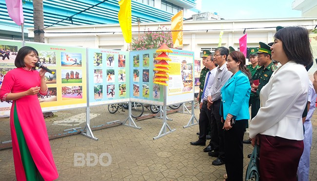 Đại biểu xem triển lãm ảnh. Ảnh: NGỌC NHUẬN