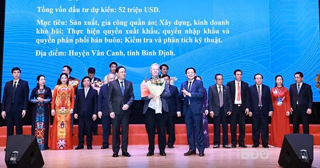 Lãnh đạo tỉnh trao giấy chứng nhận đầu tư cho Công ty Mascot International A/S (Đan Mạch). Ảnh: N.DŨNG