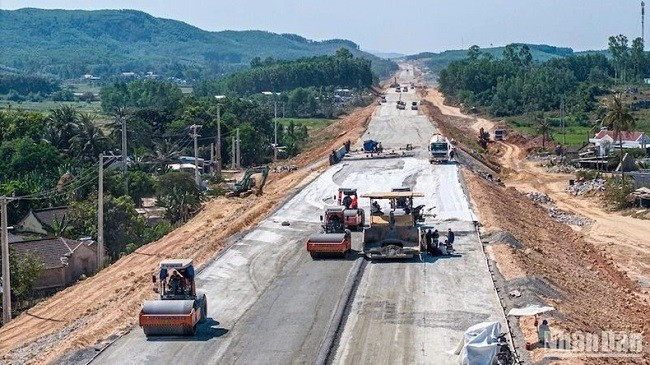 Hơn 3.500 nhân sự và 1.300 thiết bị trên công trường. Hơn 3.500 nhân sự và 1.300 thiết bị trên công trường.